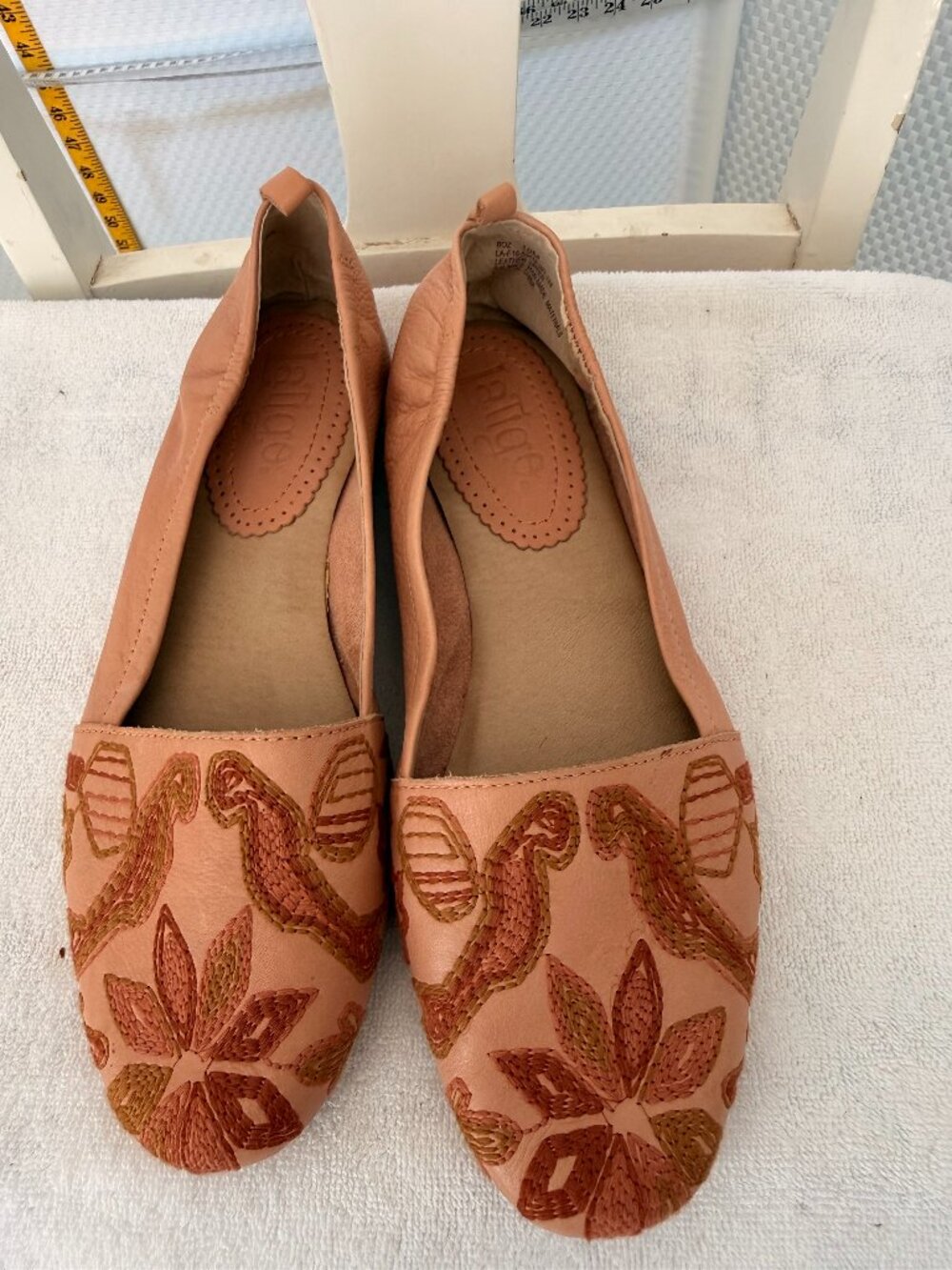 LATIGO LEATHER EMBROIDERED FLATS/LOAFERS SIZE 10